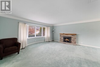 305 Woodworth Dr in Hamilton, ON - Building Photo - Building Photo