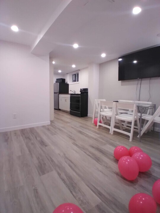 4994 Fourth Av in Niagara Falls, ON - Building Photo