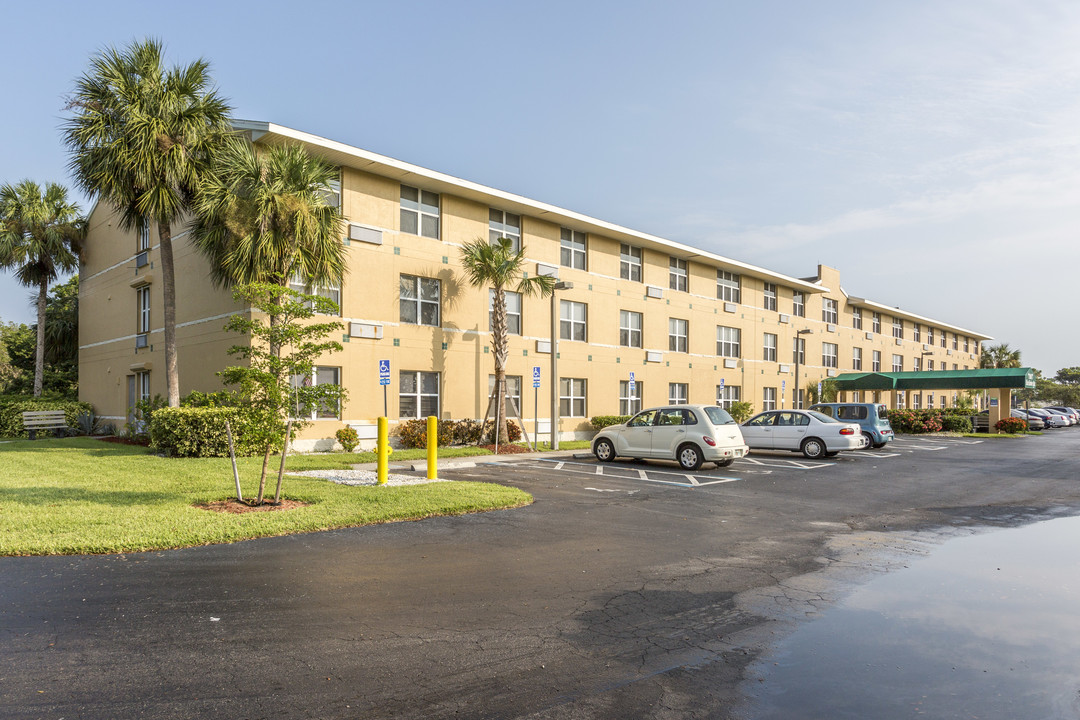 Palm Harbor Apartments in North Fort Myers, FL - Building Photo