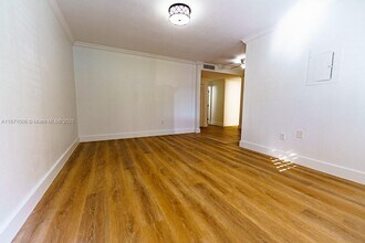 95 Edgewater Dr, Unit 107 in Coral Gables, FL - Building Photo - Building Photo