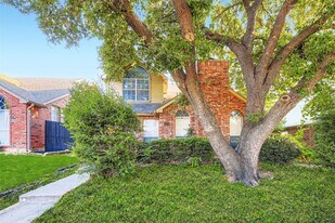 1321 Overlook Dr in Lewisville, TX - Building Photo