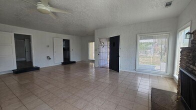 417 W Franklin Way in Dinuba, CA - Building Photo - Building Photo