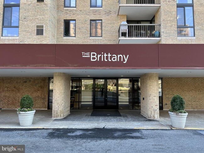 4500 S Four Mile Run Dr in Arlington, VA - Building Photo - Building Photo