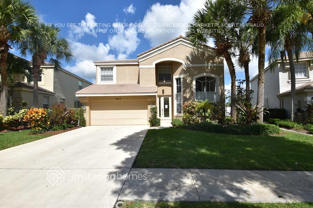 2023 Reston Cir in Royal Palm Beach, FL - Building Photo