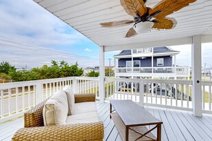 318 31st Ave N in Atlantic Beach, SC - Building Photo