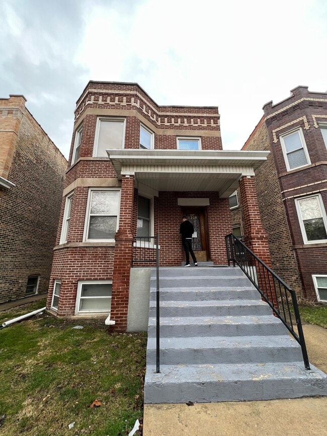 2308 N Harding Ave, Unit 1 in Chicago, IL - Foto de edificio - Building Photo