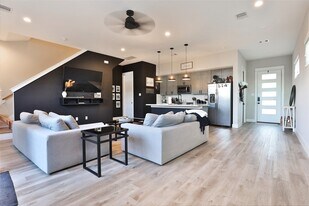 712 Pinemont Cyn Ln in Houston, TX - Building Photo