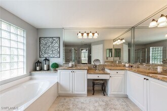 2438 Butterfly Palm Dr in Naples, FL - Foto de edificio - Building Photo