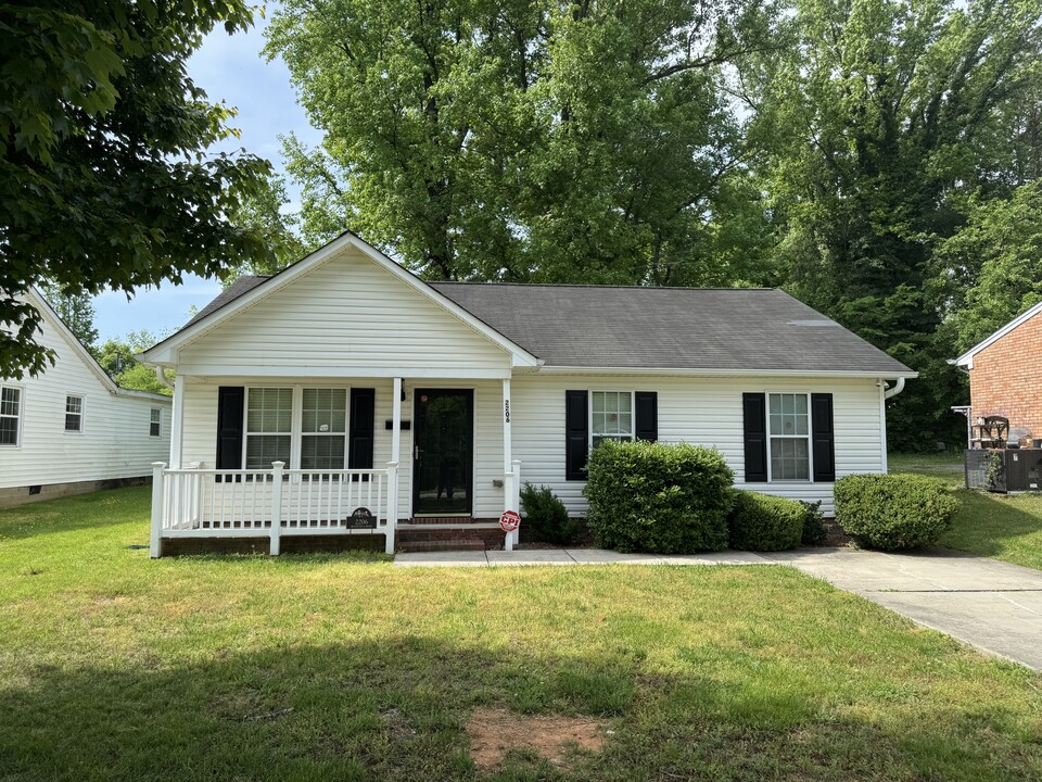 2206 McConnell Rd in Greensboro, NC - Building Photo