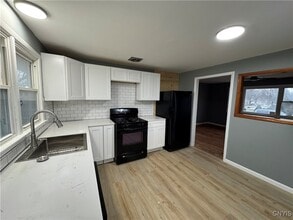 900 Drexler St in Liverpool, NY - Building Photo - Building Photo