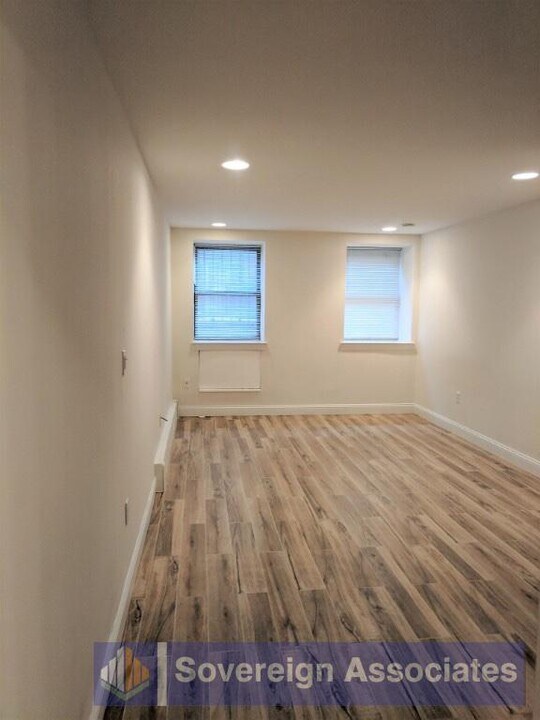 525 W 49th St in New York, NY - Building Photo