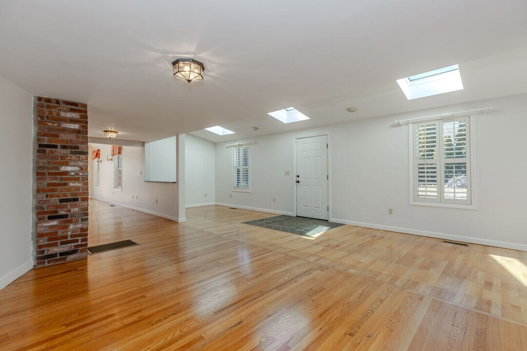 1861 E Main Rd in Portsmouth, RI - Building Photo