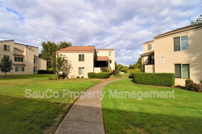 9964 SW Trapper Terrace in Beaverton, OR - Building Photo - Building Photo