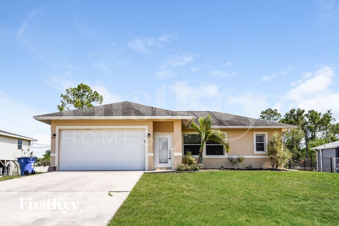 8374 Cardinal Rd in Ft. Myers, FL - Building Photo