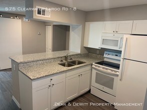 575 Clearwater Largo Rd in Largo, FL - Building Photo - Building Photo