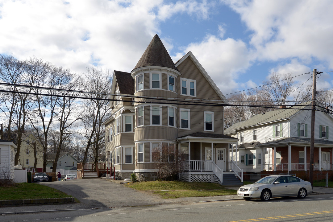 114 Winthrop St in Taunton, MA - Building Photo