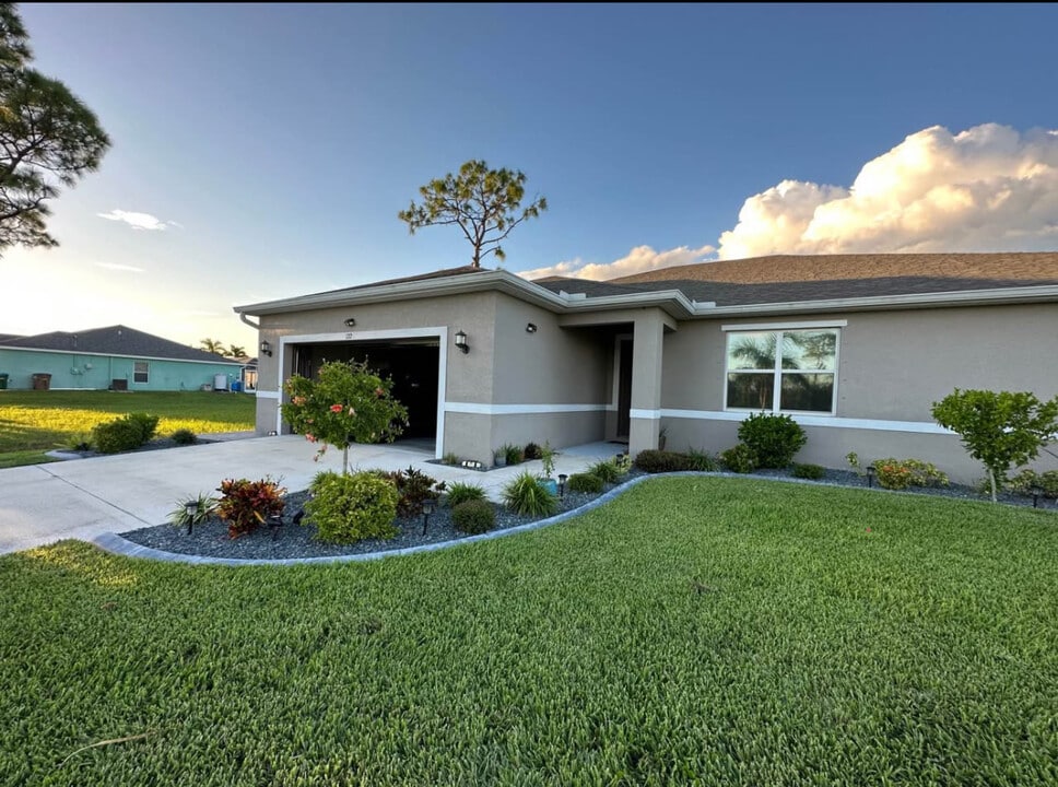 1723 NE 33rd Ln in Cape Coral, FL - Building Photo