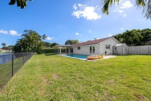 1120 Renmar Dr in Plantation, FL - Building Photo