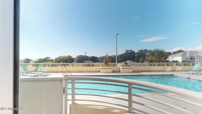 2060 Beach Blvd, Unit 103 in Biloxi, MS - Foto de edificio - Building Photo