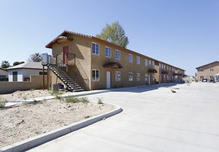 117 1/2 N St in Bakersfield, CA - Foto de edificio - Building Photo