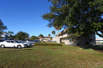 564-568 Eden Ct in Marco Island, FL - Foto de edificio - Building Photo