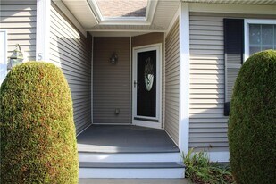 5 Kristin Ct in Coventry, RI - Building Photo