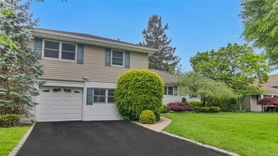 136 Lee Rd in Garden City, NY - Building Photo - Building Photo