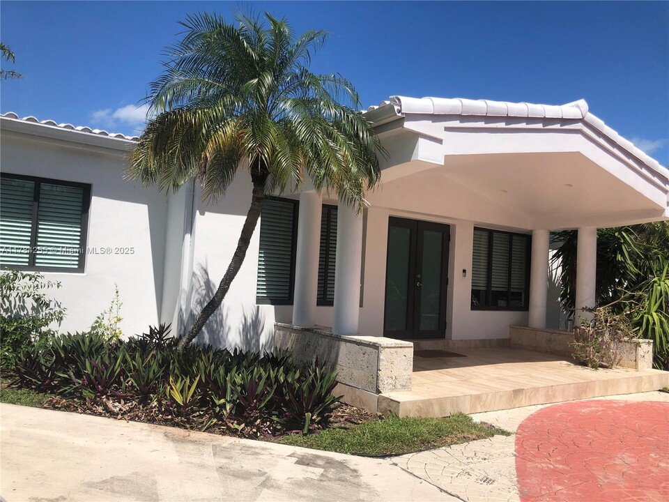 225 W Heather Dr in Key Biscayne, FL - Foto de edificio