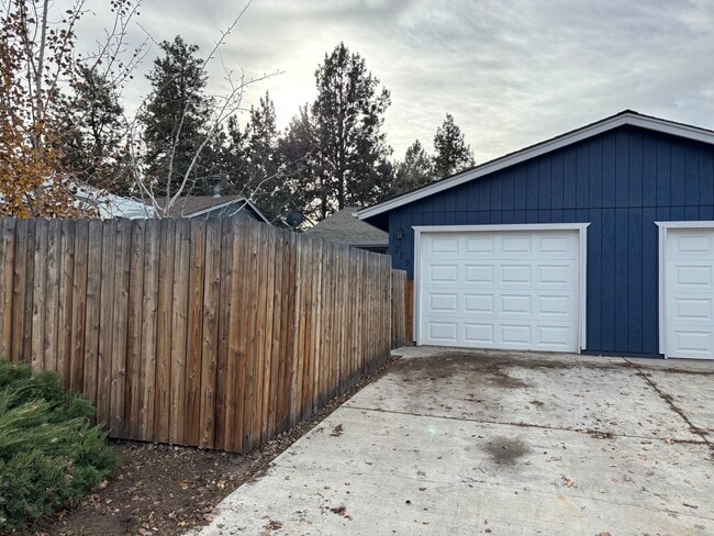 717-719 SE Centennial St in Bend, OR - Building Photo - Building Photo