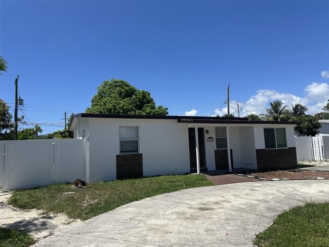 1754 NE 48th Ct in Pompano Beach, FL - Foto de edificio - Building Photo