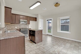 226 Goldenrod Dr in San Marcos, TX - Foto de edificio - Building Photo