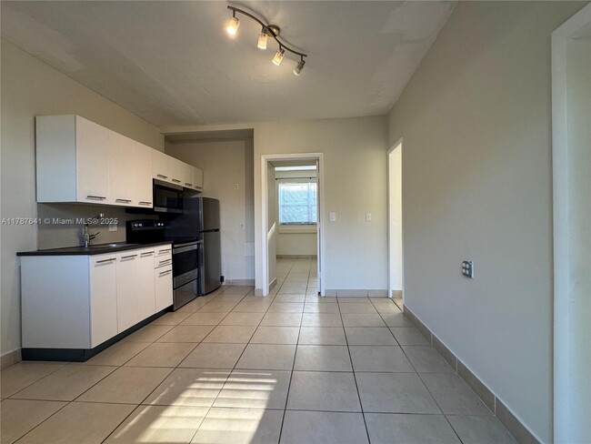 1827 NW Flagler Terrace in Miami, FL - Building Photo - Building Photo