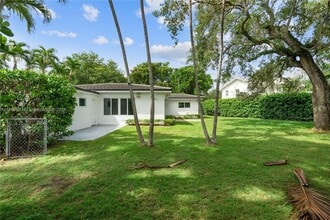 4020 Riviera Dr in Coral Gables, FL - Foto de edificio - Building Photo