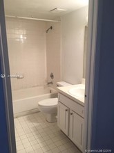 8255 Lake Dr-Unit -502 in Doral, FL - Foto de edificio - Building Photo