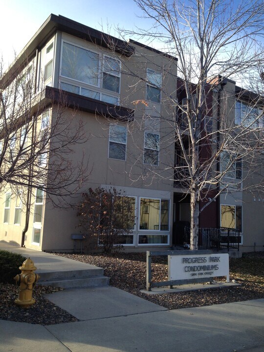 5201 South Fox Street in Littleton, CO - Building Photo