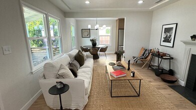 5950 Simpson Ave in Valley Village, CA - Foto de edificio - Building Photo