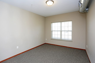 Harris Oak Hill Apartments in Cedar Rapids, IA - Building Photo - Interior Photo