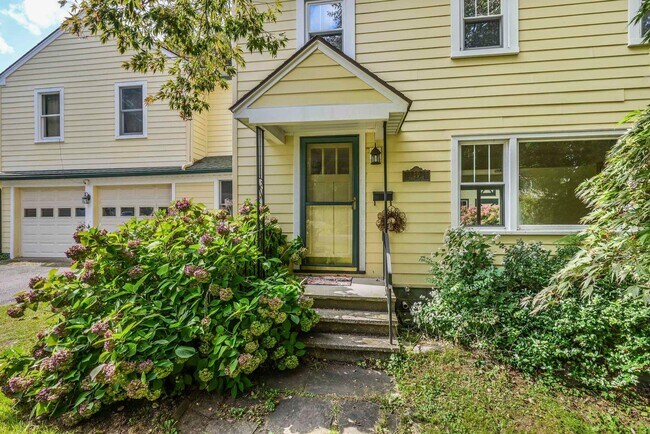 30 Violet Pl in Rhinebeck, NY - Building Photo - Building Photo