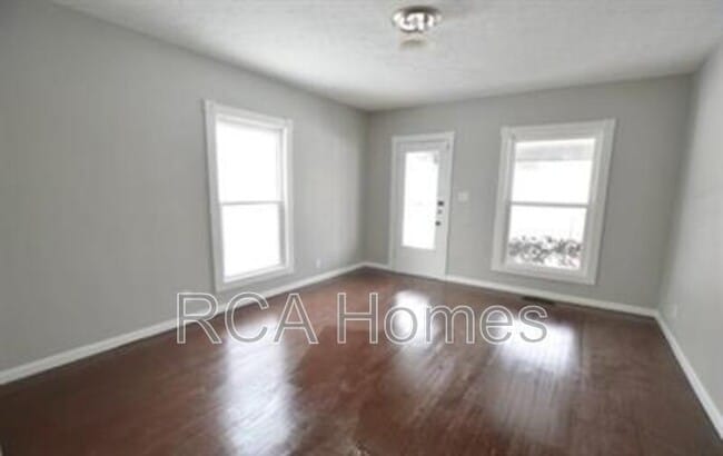 property at 1009 E Raymond St