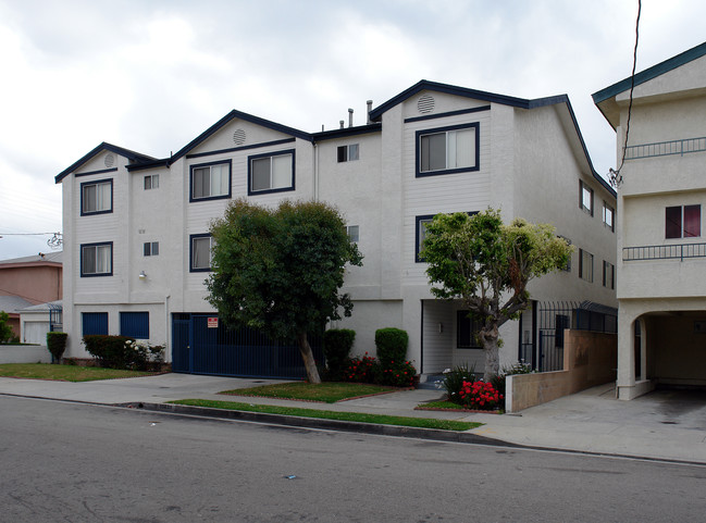 11430 Cedar Ave in Hawthorne, CA - Foto de edificio - Building Photo