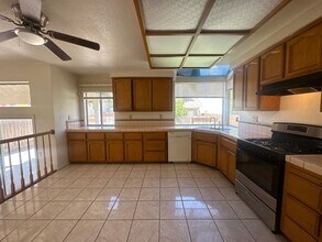 325 Melbourne Dr in Modesto, CA - Building Photo - Building Photo