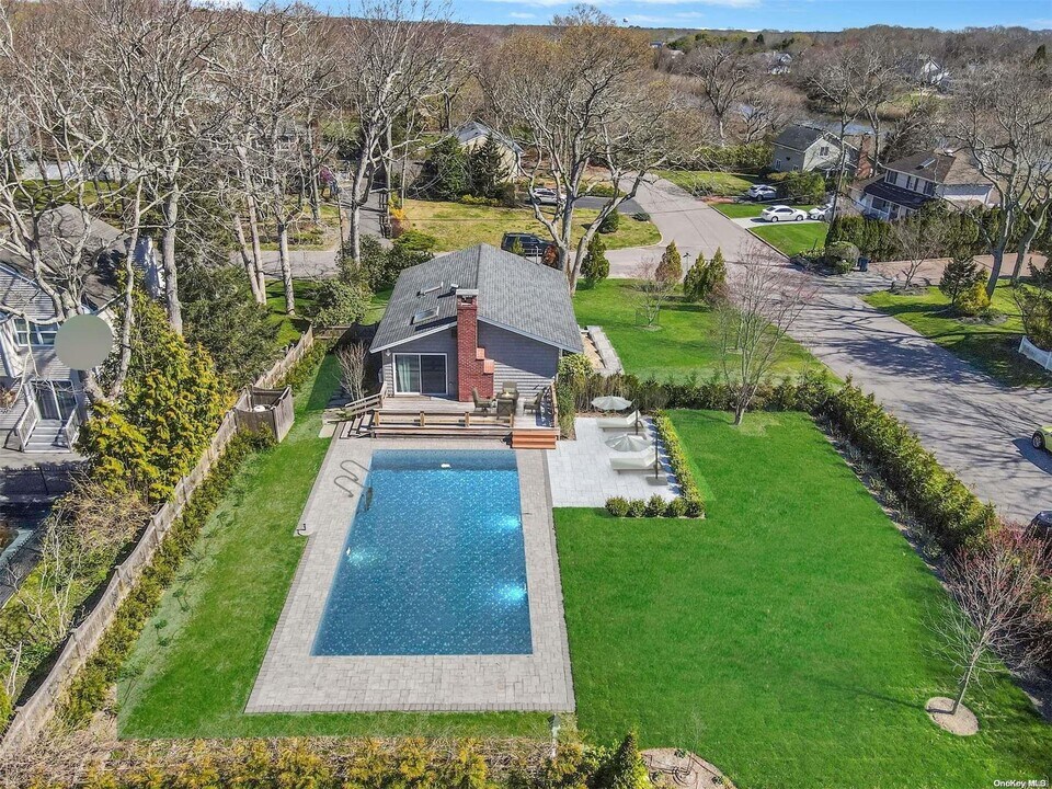 3 Crestview Dr in West Hampton Dunes, NY - Building Photo