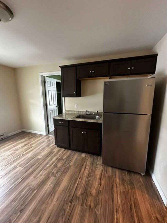 32 North St in Warren, MA - Foto de edificio - Building Photo