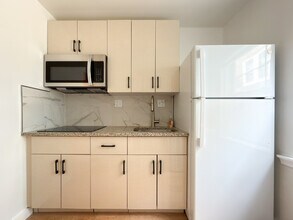 2129 Pine St in Philadelphia, PA - Foto de edificio - Building Photo