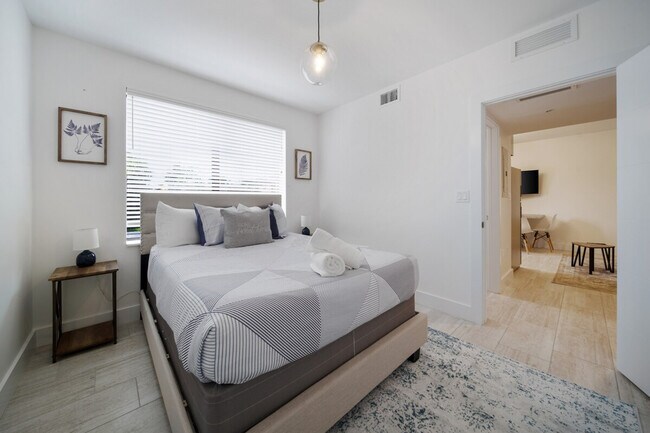 2110 SW 16th St in Miami, FL - Building Photo - Building Photo