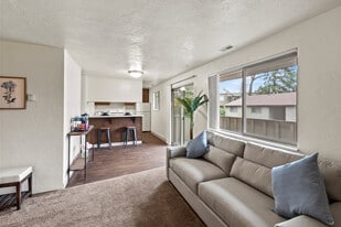 The Woodlands Apartments in Eugene, OR - Building Photo