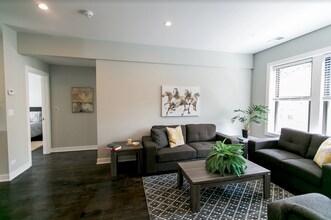 1201 W Addison St-Unit -1201-2 in Chicago, IL - Building Photo - Building Photo