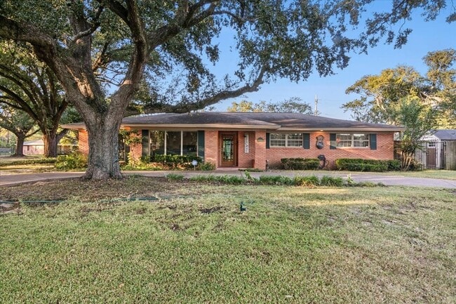 property at 3890 Kenwood Dr