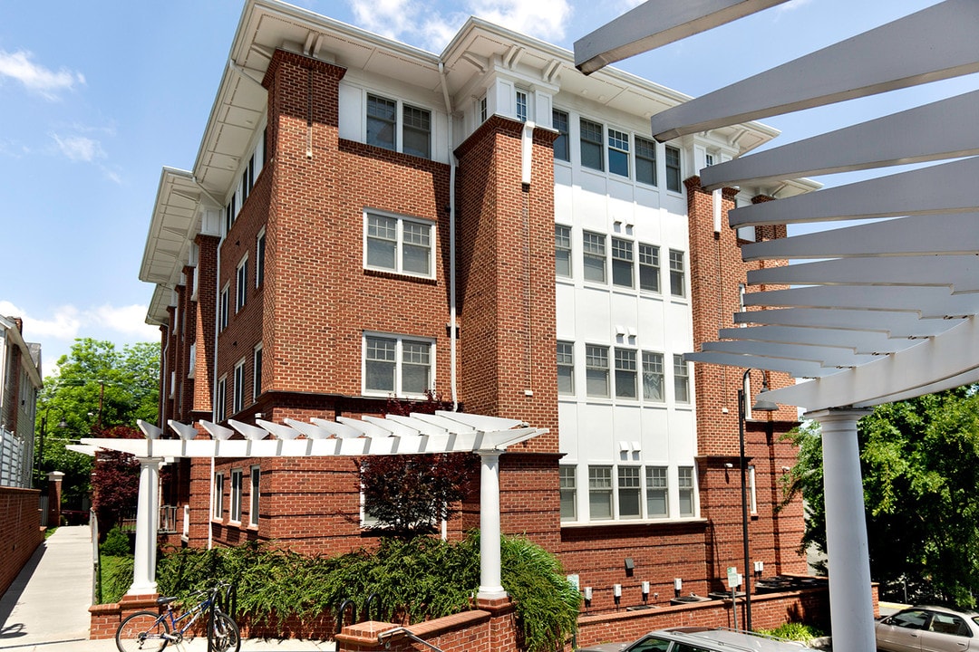 Wertland Square in Charlottesville, VA - Foto de edificio