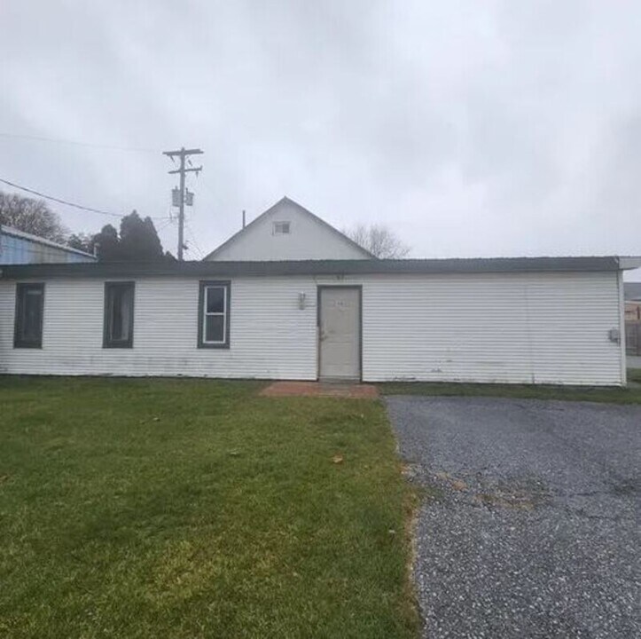 32 Sawmill Rd in Leola, PA - Building Photo